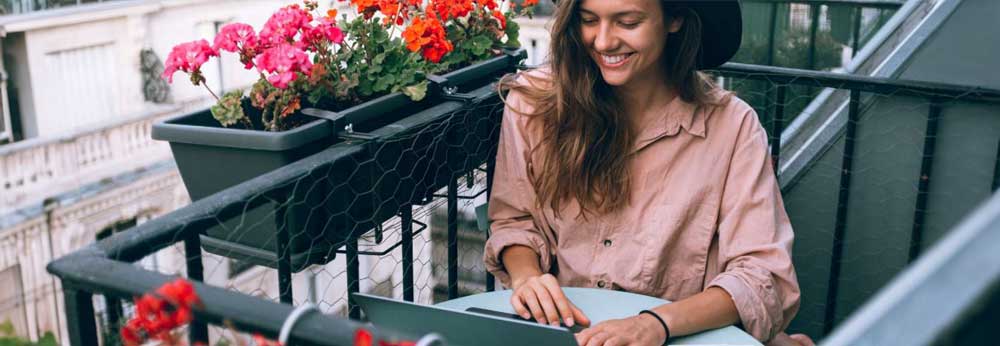 Woman wearing a hat working outside a coffee shop